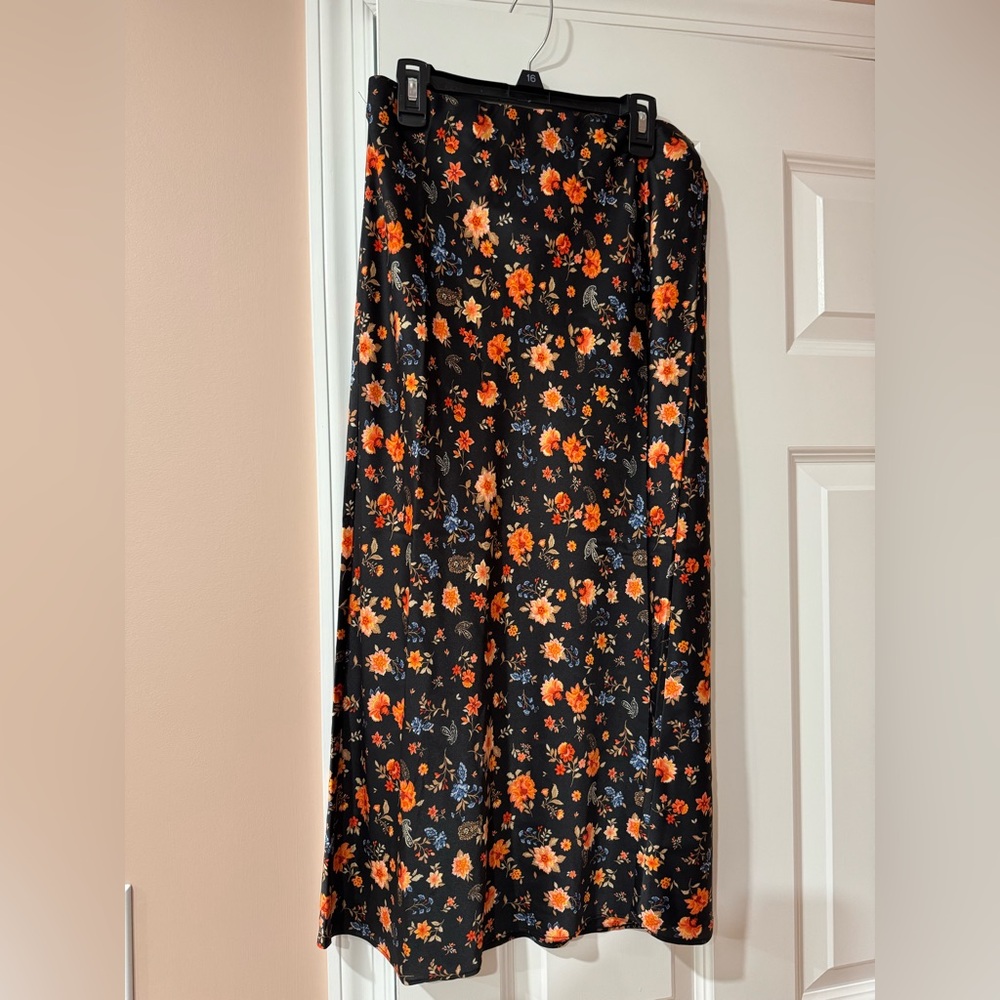Francesca’s skirt satin Size M